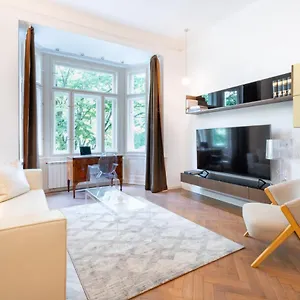 Elegant Paris Ave With A Terrace Appartement Prague